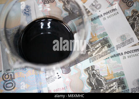 vaso di petrolio greggio con rubli russi rubbles concetto di scambio di valuta Foto Stock