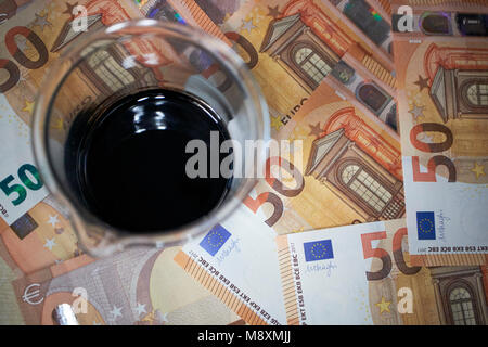 Vasetto di olio grezzo con currency trading concept Foto Stock