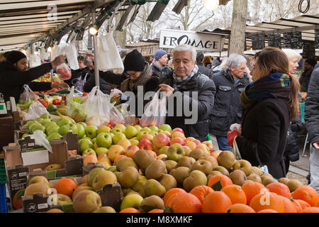 Shopping nel mercato della Bastiglia di domenica mornng in Parigi Francia Foto Stock