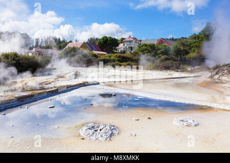 Nuova Zelanda Rotorua Nuova Zelanda whakarewarewa rotorua terrazze con deposito di minerali run off dal pool parekohuru Isola del nord della Nuova Zelanda Oceania Foto Stock