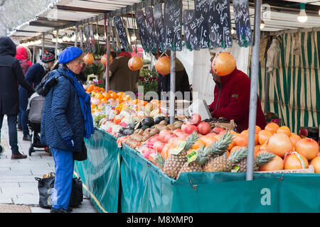 Shopping nel mercato della Bastiglia di domenica mornng in Parigi Francia Foto Stock