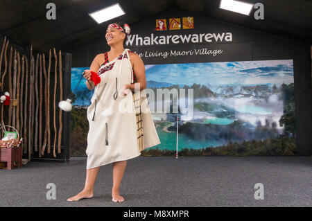 Nuova Zelanda Rotorua Nuova Zelanda whakarewarewa rotorua culturale maori spettacolo di intrattenimento maori ballerina donna nz Isola del nord della Nuova Zelanda Oceania Foto Stock