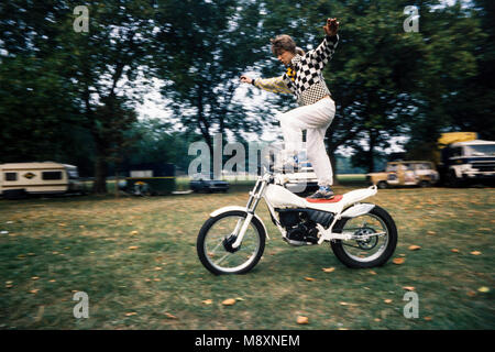 Circo Archaos, motociclista acrobatico praticando prima di uno spettacolo, archiviazione di fotografia, Londra, degli anni novanta Foto Stock