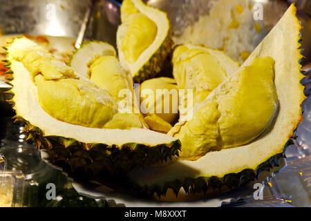 Taglio fresco frutta Durian al mercato Foto Stock