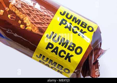 Jumbo pack - Dettagli sul pacchetto di McVities al cioccolato al latte biscotti digestivi impostato su sfondo bianco Foto Stock