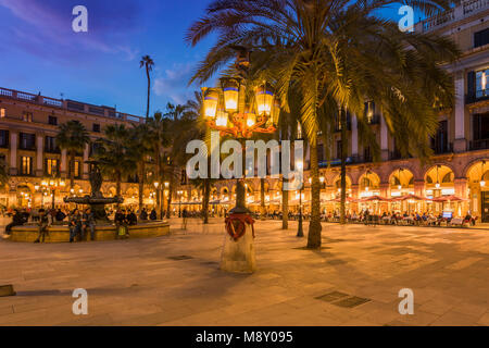 Lampione progettato dal famoso architetto catalano Antoni Gaudi in Placa Reial piazza (Plaza Real), il quartiere Gotico di Barcellona, in Catalogna, Spagna Foto Stock