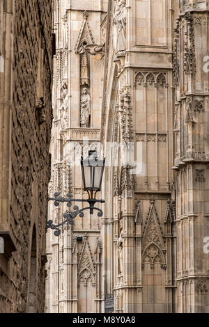 Il pittoresco angolo del quartiere gotico con la Cattedrale di Santa Eulalia in background, Barcellona, in Catalogna, Spagna Foto Stock