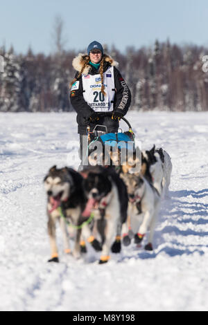 Musher Kristy Berington dopo il riavvio a Willow del 46th Iditarod Trail Sled Dog Race in Alaska centromeridionale. Foto Stock