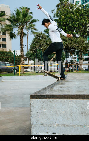 Pattinatore praticare a Miraflores skatepark a Lima - Perù Foto Stock