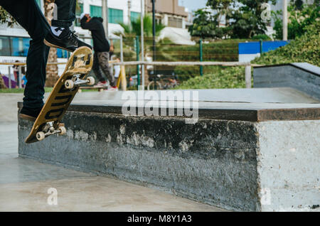 Pattinatore praticare a Miraflores skatepark a Lima - Perù Foto Stock