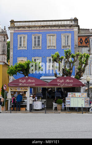 Diners al di fuori di un ristorante a Lisbona, Portogallo Foto Stock