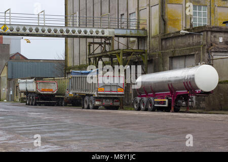 18 marzo 2018 Autocarro articolato rimorchi parcheggiati sulla banchina Kennedy nel porto di Cork in Irlanda in un giorno di neve Foto Stock