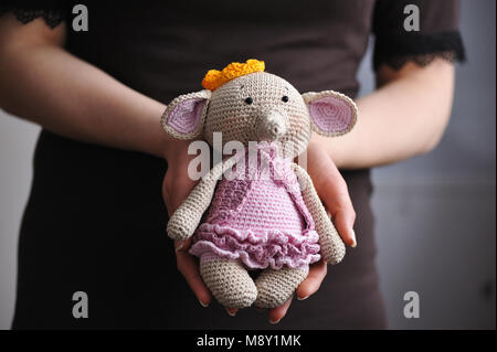 Elefante giocattolo in maglia la tecnica di maglieria amigurumi Foto Stock