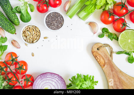 Vista superiore della verdura fresca su sfondo bianco. Sana e cibo organico telaio. Lay piatto. Foto Stock