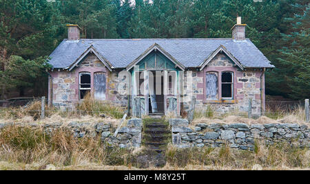 Una vecchia pietra abbandonati in stile vittoriano Cottage accanto a Loch Lee nelle foreste di Glen Esk nell'Angus Glens, Scozia. Foto Stock