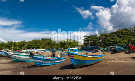 La pesca artigianale di barche. Villaggio di Pescatori. Costa Rica, paradiso tropicale Foto Stock