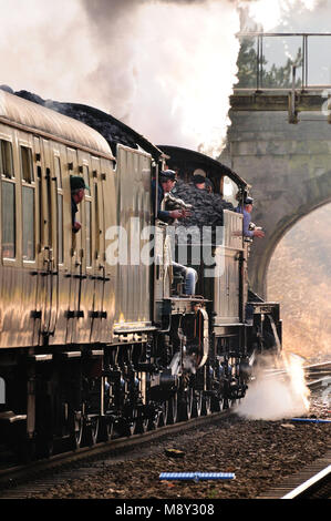 La ferrovia a vapore Great Western Incursion lascia Kemble dopo una sosta in acqua il 20th febbraio 2010. Foto Stock