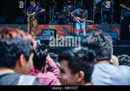 Lima, Perù - 24 febbraio 2018: rock alternativo. Gruppo di concerto che canta Olaya Sound System indie fusion band dal Perù Foto Stock