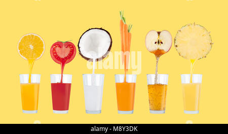 Succo di frutta fresco versa a partire da frutta e verdura in un vetro pastello su sfondo giallo Foto Stock