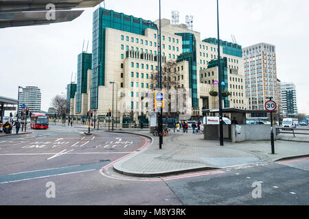 Vista posteriore del MI6 edificio, sede del Secret Intelligence Service a Vauxhall Cross, Lambeth Londra. Foto Stock