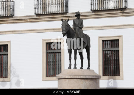 Statua equestre della contessa di Barcellona al di fuori di Siviglia Bullring Foto Stock