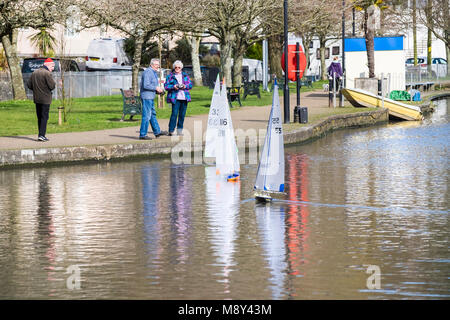 Membri del modello di Newquay Yacht Club racing il loro modello yachts Trenance sul lago in barca in Newquay Cornwall. Foto Stock