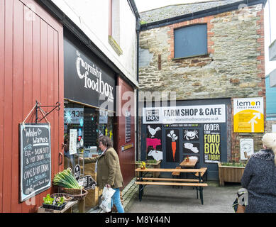 Un cliente shopper immettendo il Cornish Foodbox Company in Liverpool City Centre. Foto Stock