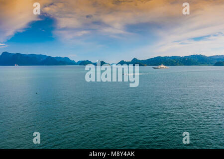 Vista panoramica dello stretto di Malacca nel mare delle Andamane e barche a vela in parte anteriore del malese Arcipelago Langkawi Foto Stock