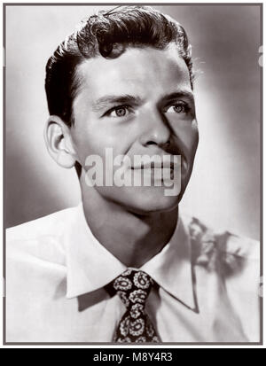 FRANK SINATRA 1930 B&W studio formale ritratto di American crooner cantante e attore Frank Sinatra nel suo ventenne Foto Stock