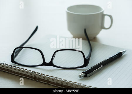 Close up di bicchieri e computer business sul posto di lavoro posto di lavoro in ufficio Foto Stock