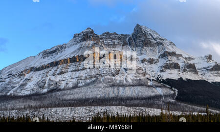 Montagne accanto al fiume Mistaya in Saskatchewan attraversamento fluviale lungo la Icefields Parkway, Alberta Foto Stock