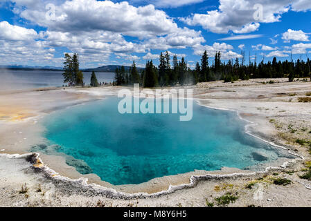 Il nero con piscina Lago Yellowstone in background nel Parco Nazionale di Yellowstone, Wyoming negli Stati Uniti. Foto Stock