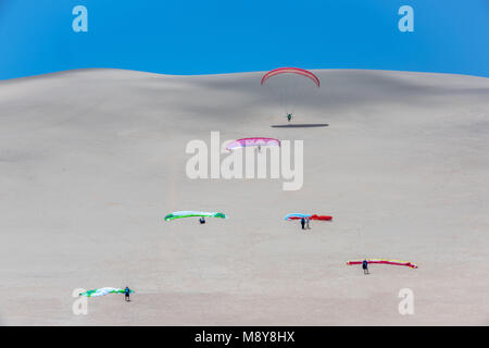 Parapendio agli studenti di imparare a volare sulle dune di sabbia tra la Namibia città costiera di Swakopmund e Walvis Bay Foto Stock