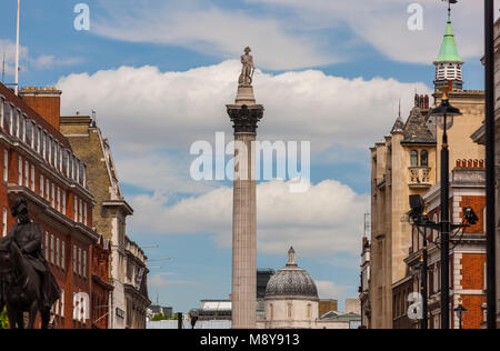 Nelson la colonna a Trafalgar Square, guardando verso il basso di Whitehall, Londra, Inghilterra Foto Stock