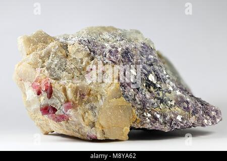 Il litio mica lepidolite, rosso lithiium tormalina elbaite e marroncina litio spodumene minerale dal litio Haapaluoma cava in Finlandia. Foto Stock