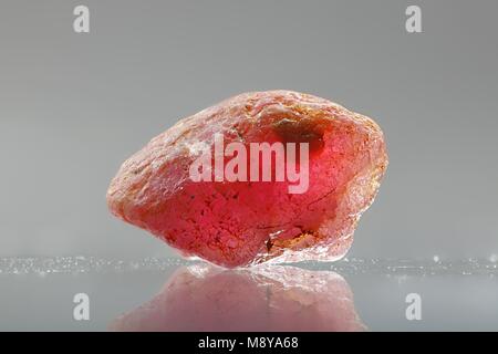 Uncut cristallo di Rubino dalla Lapponia Foto Stock