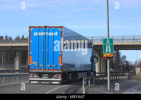 TURKU, Finlandia - 17 Marzo 2018: Nuova Generazione Scania R500 semi rimorchio di FE-Trans PostNord logistica di consegna entra freeway a interchange in Foto Stock