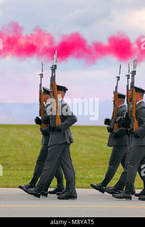 Soldati marzo durante il novantesimo anniversario del polacco Air Force Academy " Scuola di Eaglets'. Deblin, Polonia, XX giugno 2015. Foto Stock