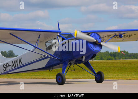 La Yakovlev Yak-12M (Jak-12; "Creek') sulla pista durante la International Air Show al novantesimo anniversario del polacco Air Force Academy. Foto Stock