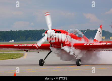 Il Zlin Z-50LS del Zelazny Aerobatic Team sulla pista durante la International Air Show al novantesimo anniversario del polacco Air Force Academy. Foto Stock