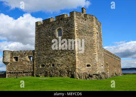Castello di nerezza vicino al villaggio scozzese di nerezza sulle rive del Firth of Forth in West Lothian, Scozia, Regno Unito Foto Stock