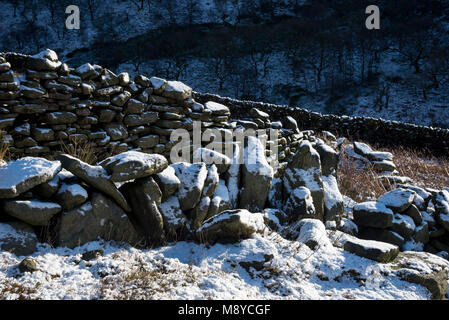 Coperta di neve stalattite muro a Crowden in Longdendale, North Derbyshire, Inghilterra. Foto Stock
