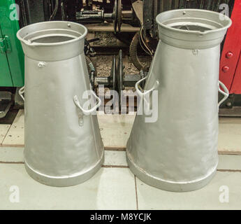 Due bidoni per il latte alla locomozione, Museo Nazionale Ferroviario,Shildon,Co.Durham,l'Inghilterra,UK Foto Stock