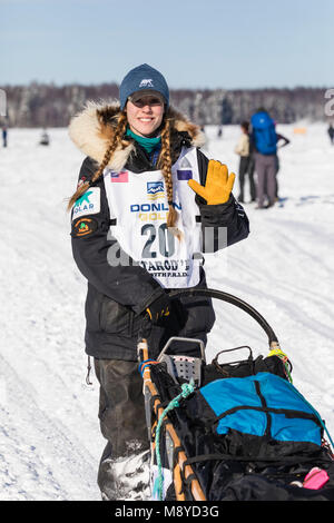 Musher Kristy Berington dopo il riavvio a Willow del 46th Iditarod Trail Sled Dog Race in Alaska centromeridionale. Foto Stock