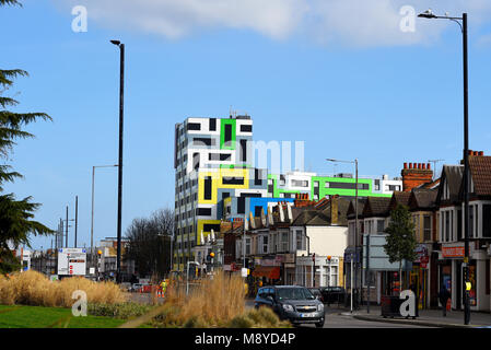 Sistemazione per studenti presso University Square Campus a Southend on Sea Essex, con pannello di rivestimento colorato geometrico. In città Foto Stock