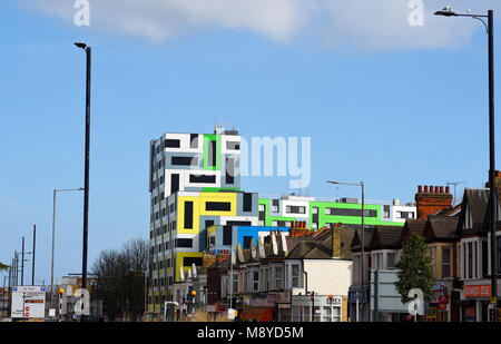 Sistemazione per studenti presso University Square Campus a Southend on Sea Essex, con pannello di rivestimento colorato geometrico. Vista sulle proprietà Foto Stock