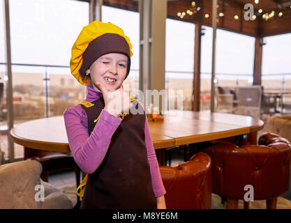 Ragazza nel cofano ristorante dello chef Foto Stock