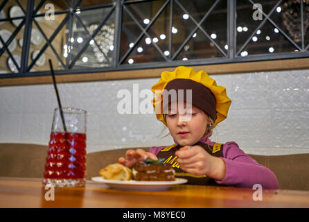 Ragazza nel cofano ristorante dello chef Foto Stock