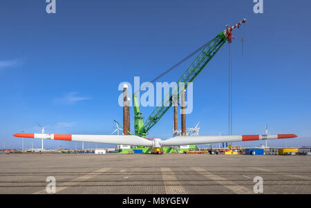 Energia eolica offshore alimentazione turbina nave ancorata e rotore di carico nel porto di Porto Foto Stock