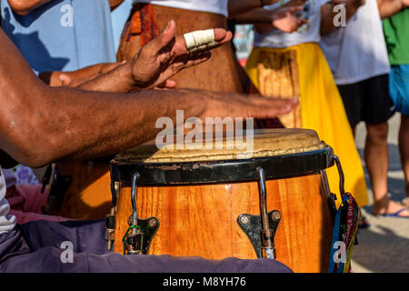 Il percussionista giocando atabaque durante il folk prestazioni di samba per le strade di Rio de Janeiro Foto Stock